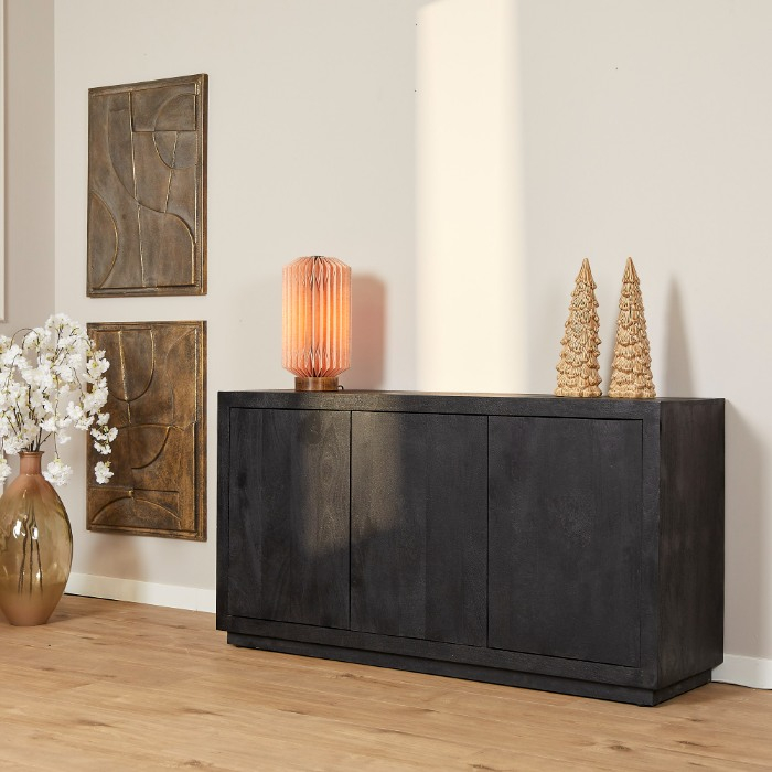 Zwart mangohouten dressoir Brussel met deuren in gestylde woonkamer