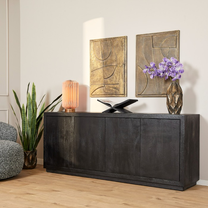 Zwart mangohouten dressoir Brussel 200 cm met vier deuren in gestylde woonkamer