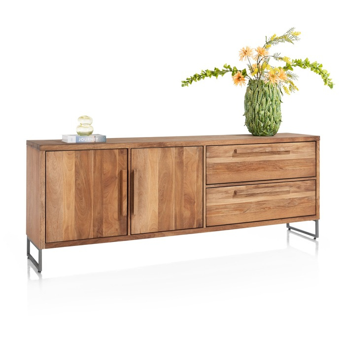 Dressoir Everest 220 cm in mangohout op grafietkleurige sledepoten, schuin zijaanzicht met staande en liggende houten grepen