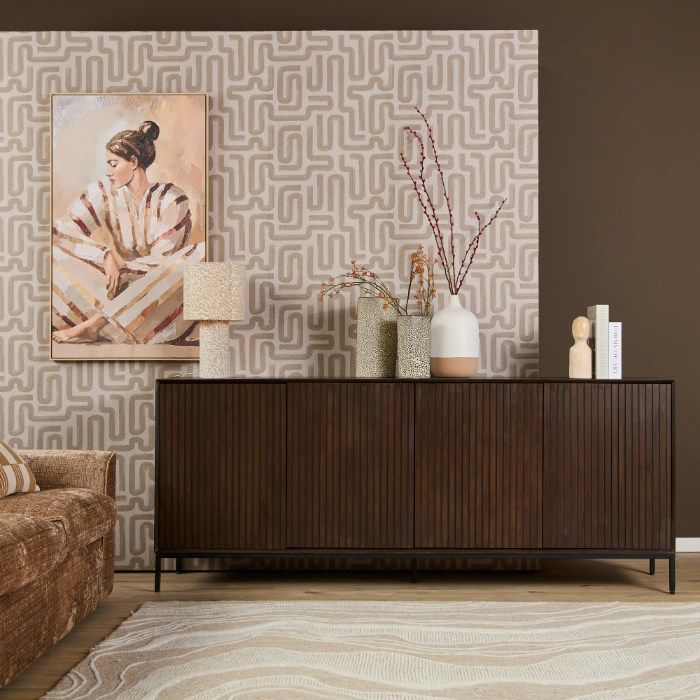 Dressoir Madison bruin mangohout 210 cm in sfeervolle woonkamer