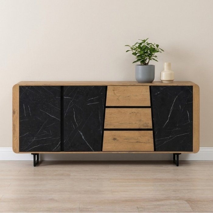 Dressoir modern met drie lades en drie deuren.