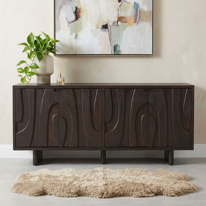 Dressoir walnoot bruin in een woonkamer met plant en schilderij