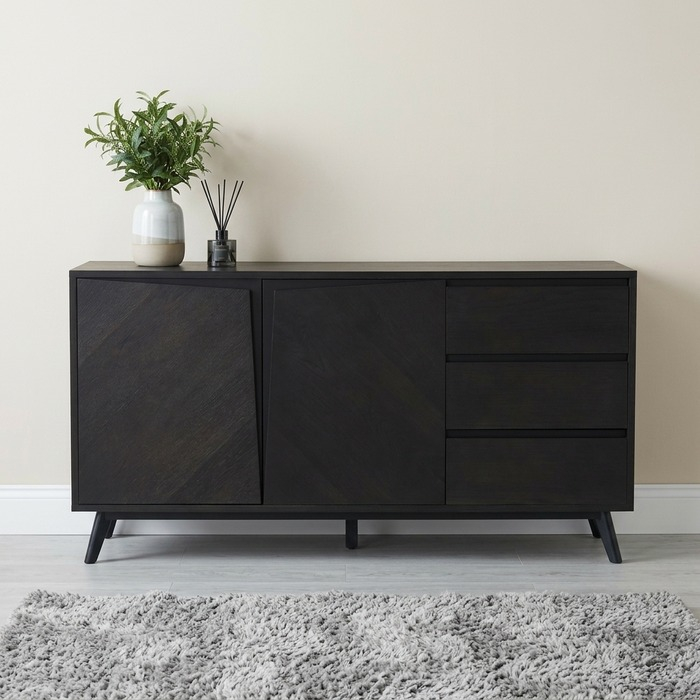 Nora dressoir zwart 150 cm breed met plant en geurstokjes op het blad