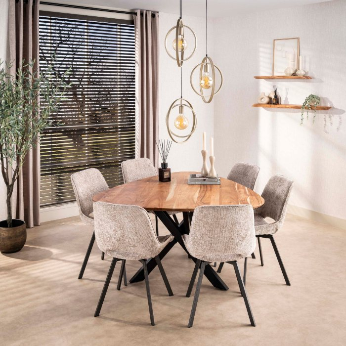 Driehoekige eettafel 135 cm Salo acaciahout met spinpoot - sfeerfoto 1