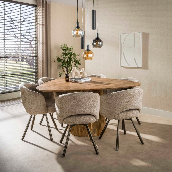 Driehoekige eettafel mangohout 150 cm Kira naturel met centrale poot - sfeerfoto 1