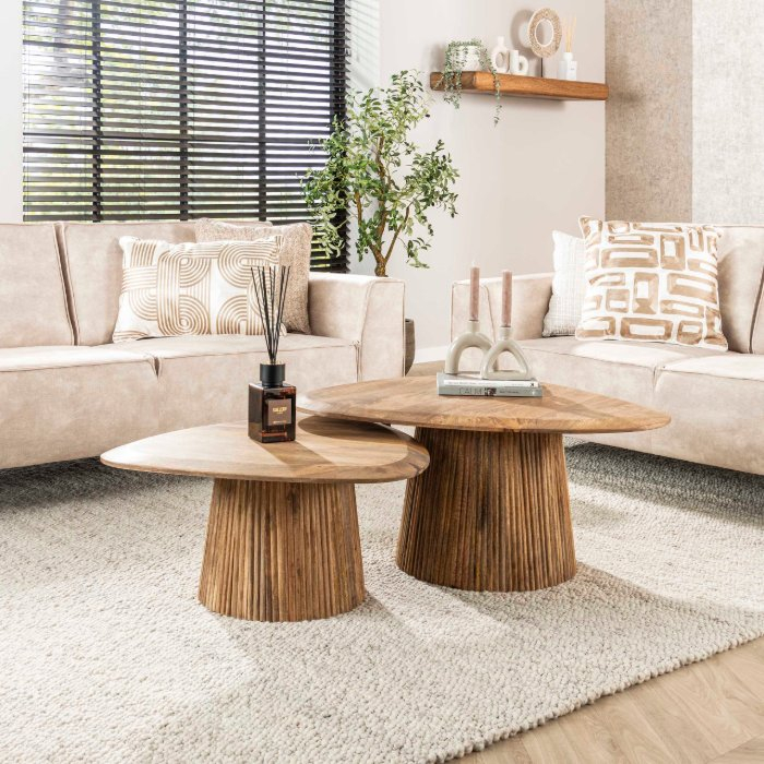 Driehoekige salontafel mangohout Kira set van 2 naturel - sfeerfoto 1