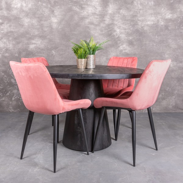 Eettafel rond 120cm zwart mangohout. Met roze stoelen.