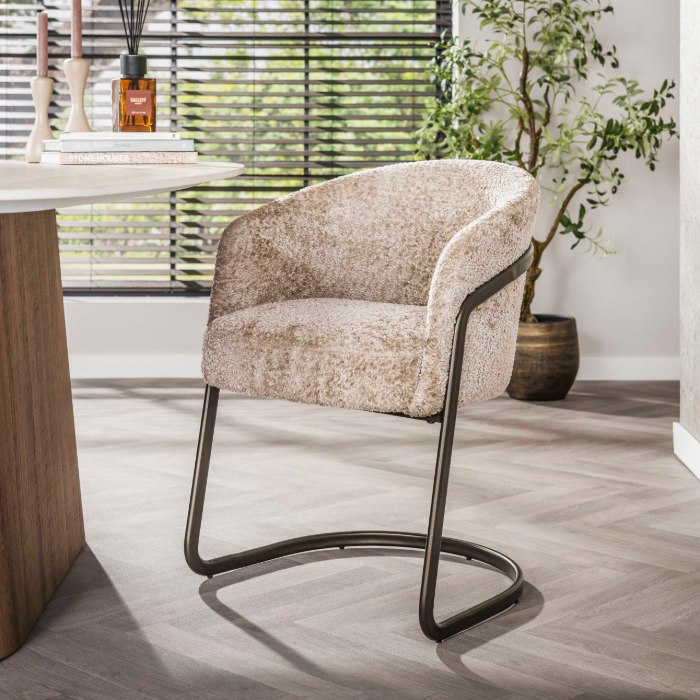 Eetkamerstoel met armleuning Tara beige met bronskleurig frame - sfeerfoto 1