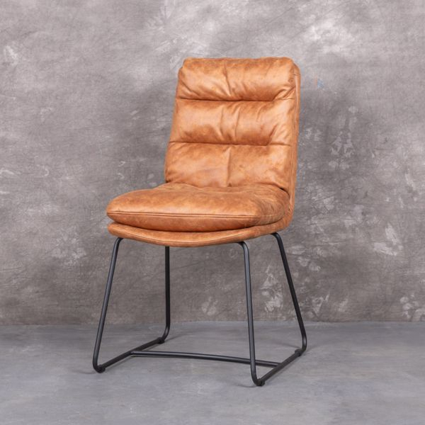 Cognac eetkamerstoel met onderstel van zwart staal.