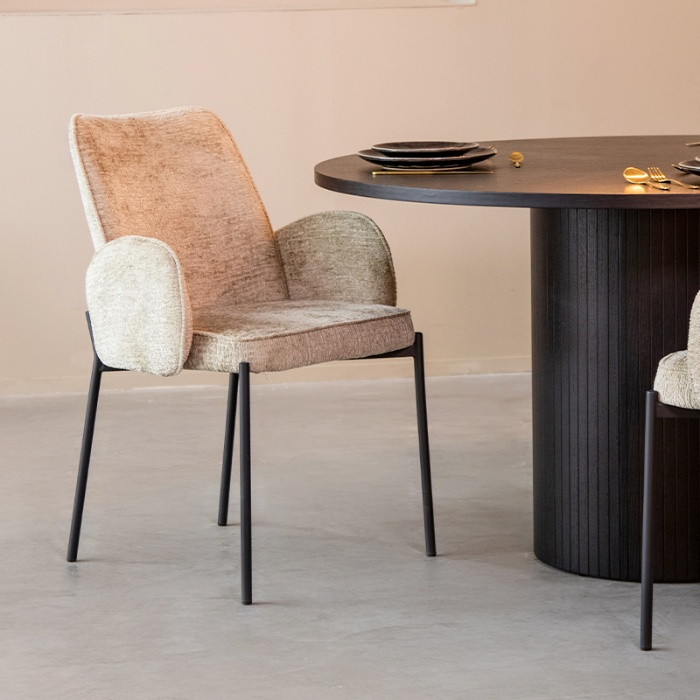 Eetkamerstoel Jesse in beige met armleuning aan de eettafel