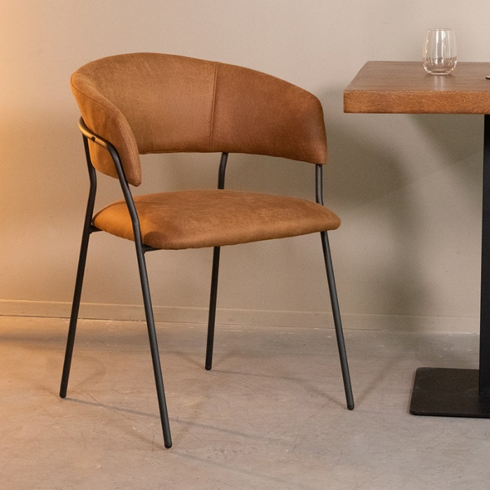 Eetkamerstoel met armleuning Laura in cognac micro-suède aan de eettafel