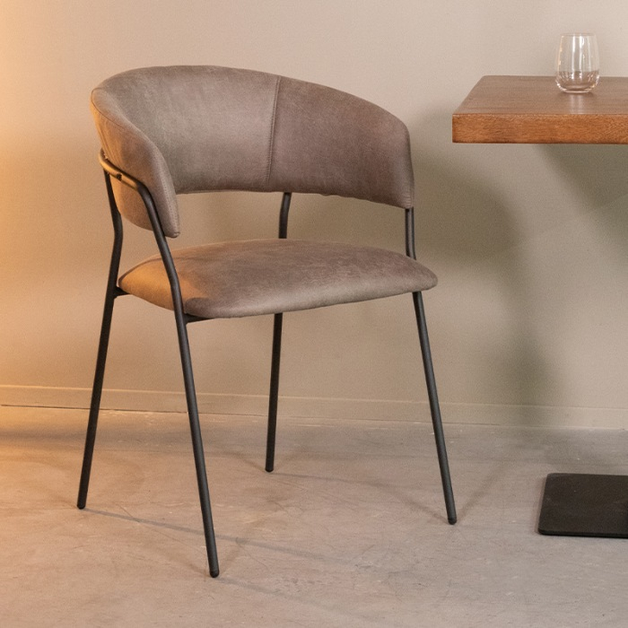 Eetkamerstoel met armleuning Laura in taupe micro-suède aan de eettafel