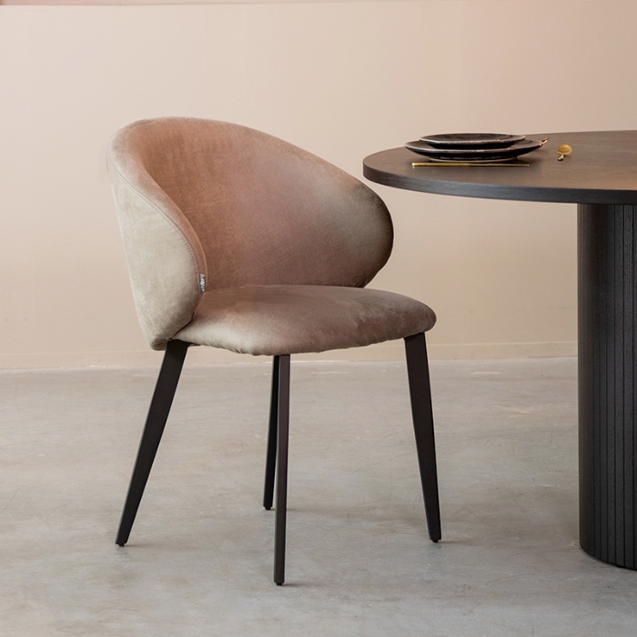 Eetkamerstoel Lenthe in taupe micro-suède met armleuning aan de eettafel