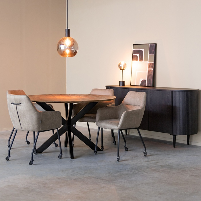 Eetkamerstoel Lieve in taupe micro-suède met wieltjes aan de eettafel
