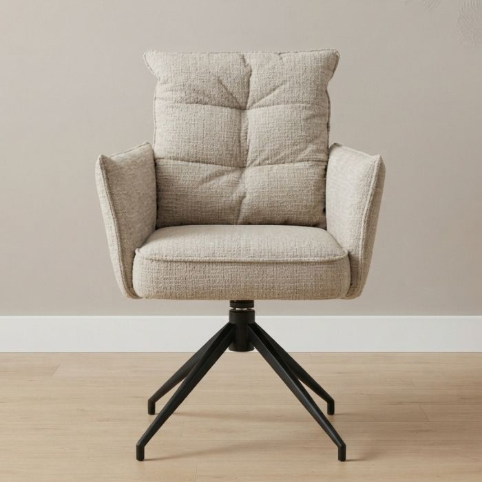 Eetkamerstoel Nova Comfort draaibaar in beige met armleuningen, 360 graden draaibaar, tegen een lichte wand