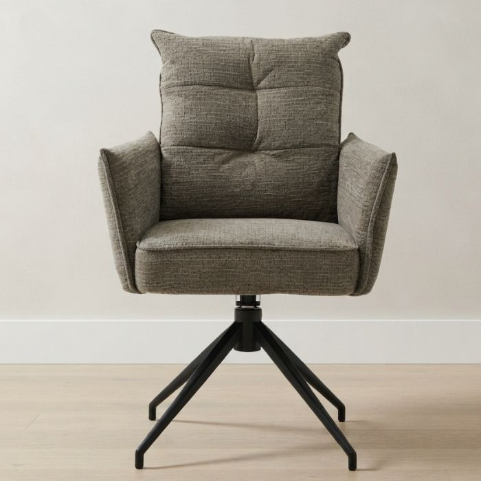 Eetkamerstoel Nova Comfort draaibaar in taupe met armleuningen, 360 graden draaibaar, tegen een lichte wand