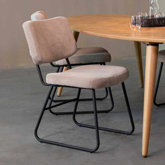 Eetkamerstoel Niek in beige ribstof met losse rug aan de eettafel