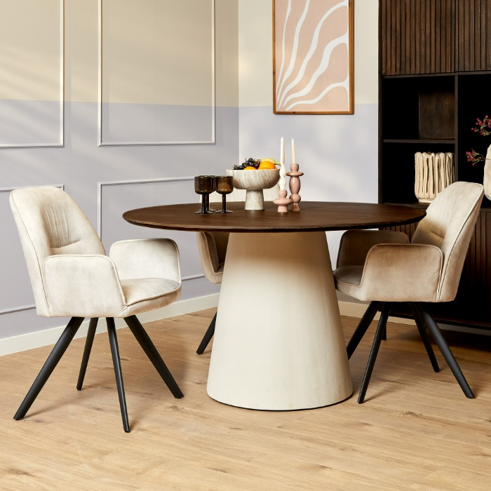 Eettafel Madison rond bruin 150 cm sfeerbeeld met eetkamerstoelen