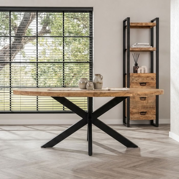 Eettafel van mango ovaal 180 cm met kruiken en tafelloper