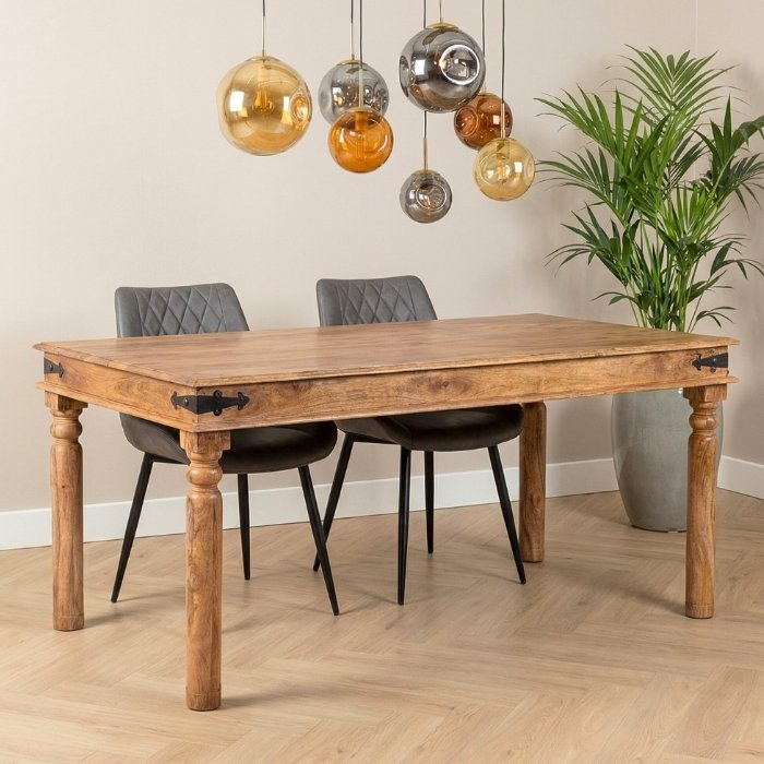 Eettafel mangohout met ronde poten.