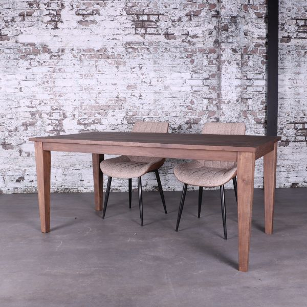 Eettafel gemaakt van eikenhout.