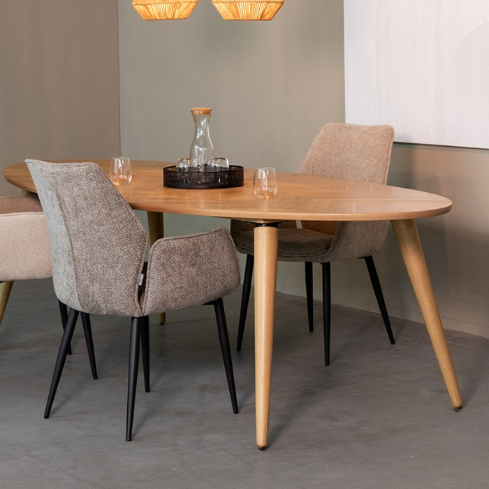 Eettafel ovaal Iris in eikenlook naturel aan de eettafel