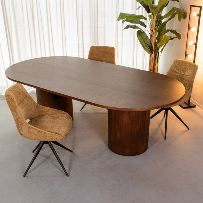 Eettafel ovaal Olivier in eikenlook walnoot aan de eettafel