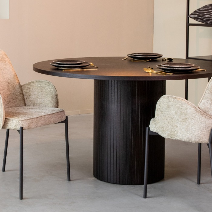 Eettafel rond Olivier in eikenlook zwart aan de eettafel
