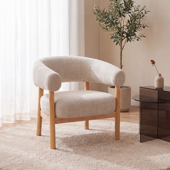 Fauteuil met armleuning Aaron in crème met licht houten frame in een woonkamer