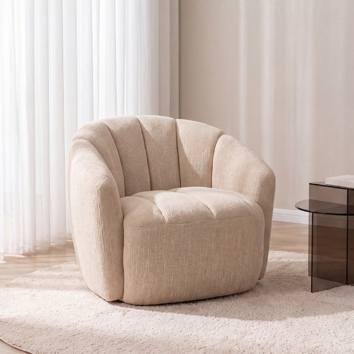 Fauteuil met armleuning Marieke in beige met grove structuur in een woonkamer