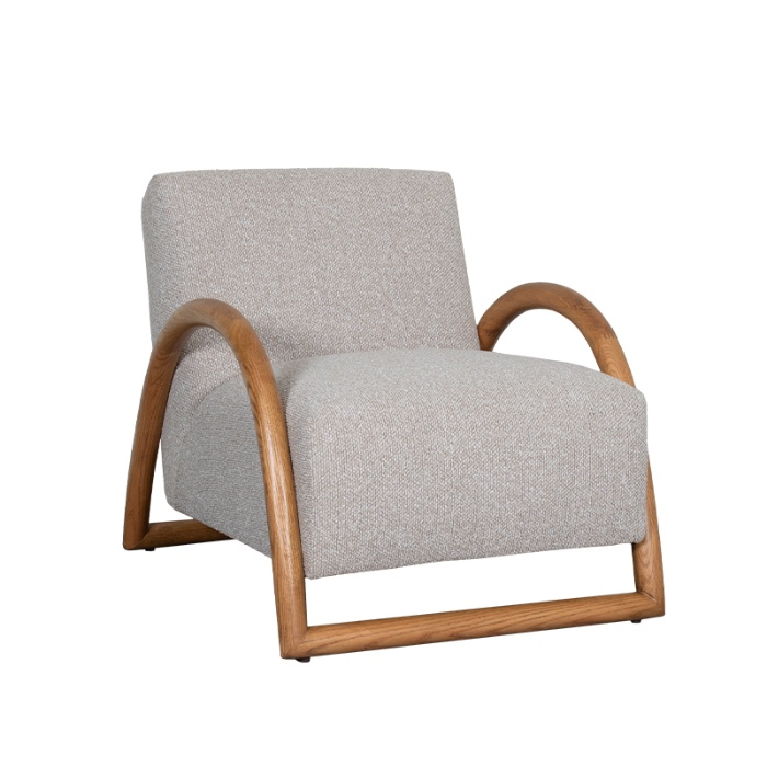 Fauteuil met armleuning Vivian in crème bouclé met eikenhouten frame, schuin van voren