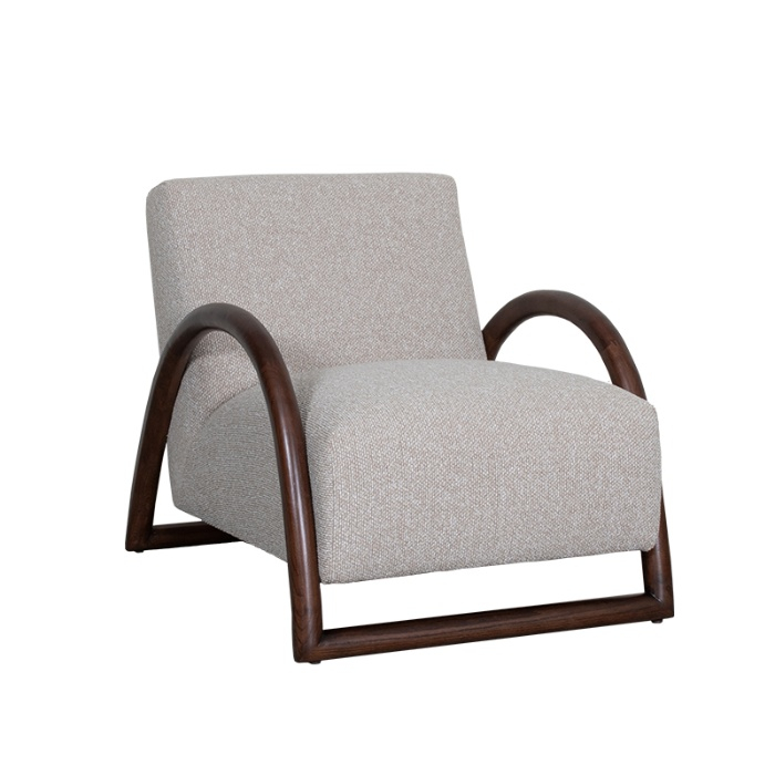 Fauteuil met armleuning Vivian in crème bouclé met walnoot frame, schuin van voren