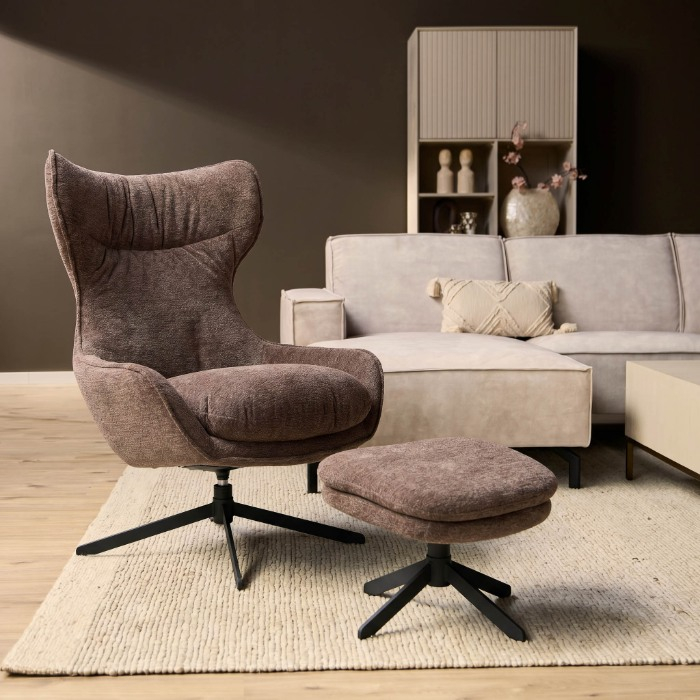 Fauteuil Olivia paars met bijpassende hocker in sfeervolle woonkamer