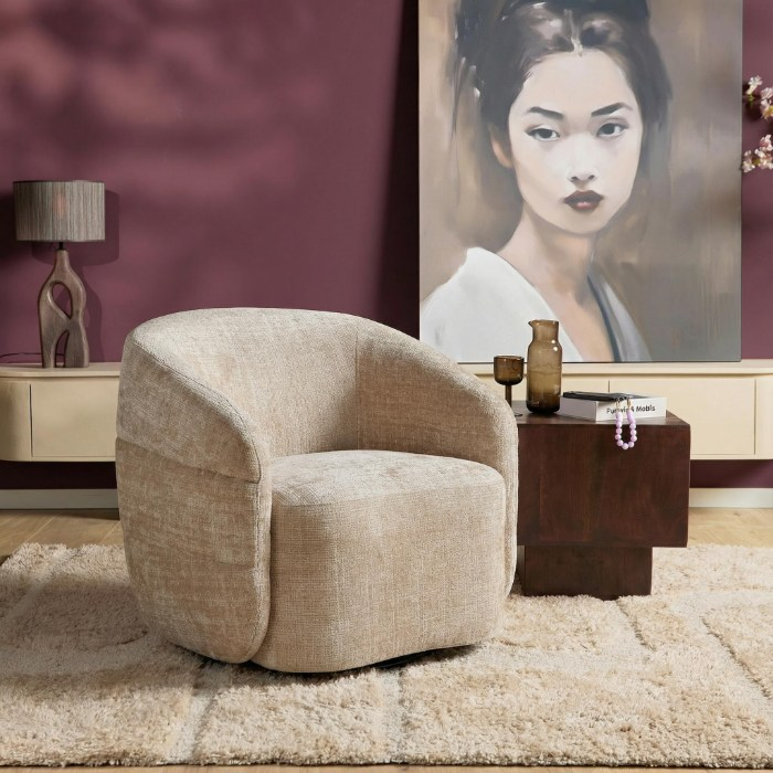 Fauteuil Yara beige met ronde vormen in sfeervolle woonkamer