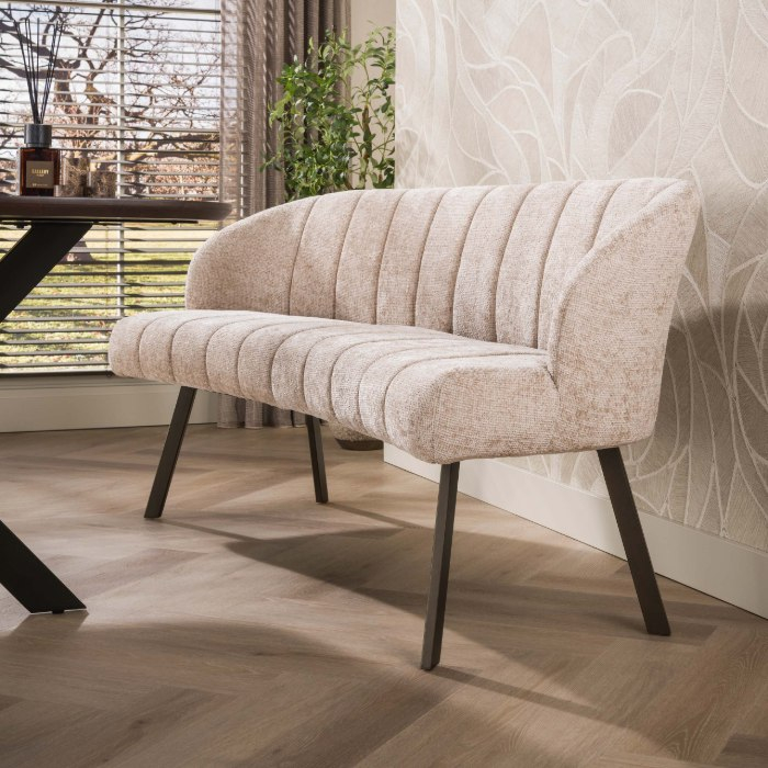Gebogen eetkamerbank Tiko beige chenille met bruin onderstel - sfeerfoto 1