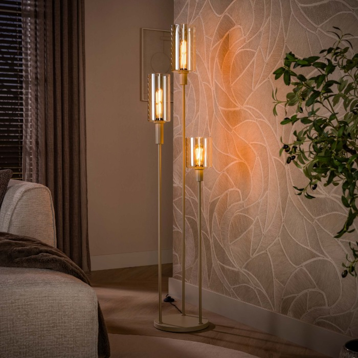 Getrapte vloerlamp met 3 glazen kappen Sella beige - sfeerfoto 1