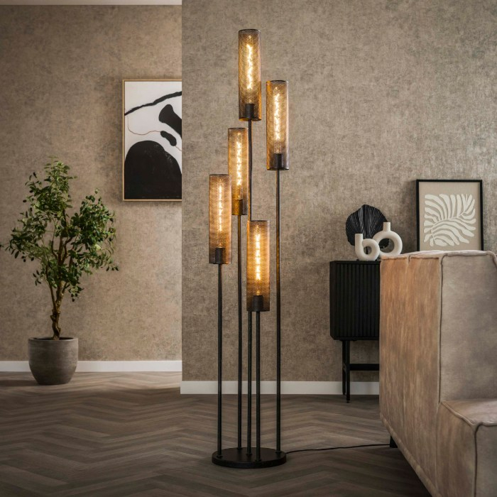 Getrapte vloerlamp met 5 gaaskappen Aurel zwart - sfeerfoto 1
