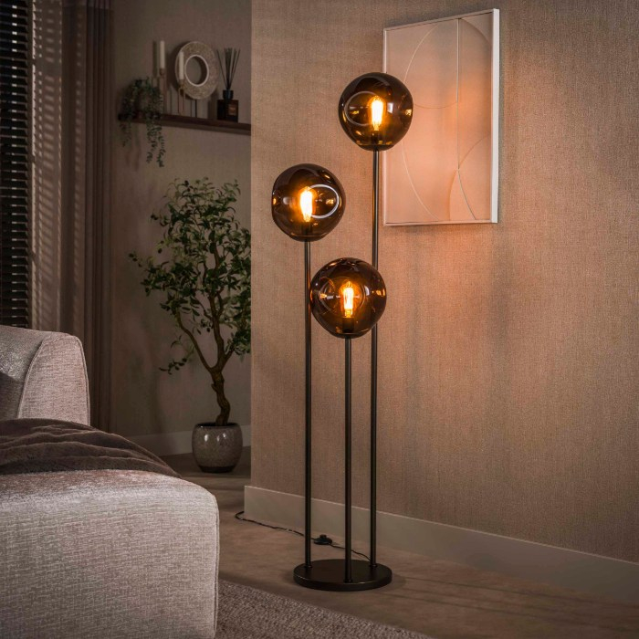 Getrapte vloerlamp met afneembare glazen kappen Remo bruin - sfeerfoto 1