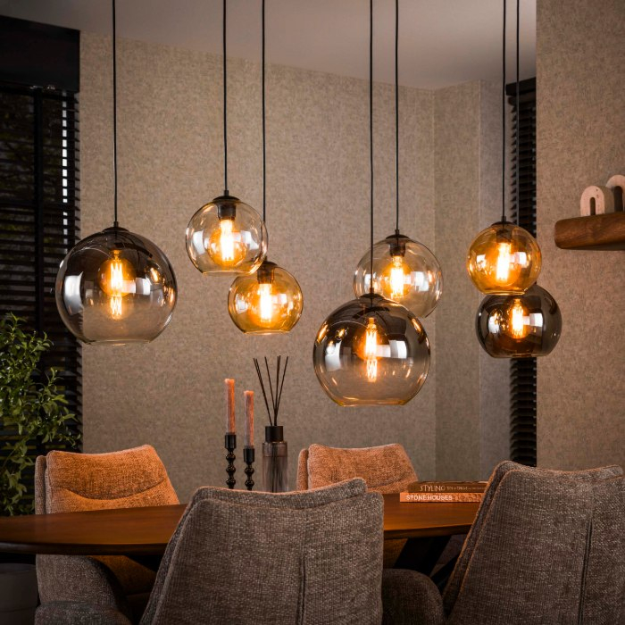 Grote glazen hanglamp met 7 lampen Brava zwart - sfeerfoto 1