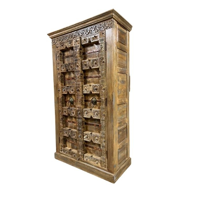 Grote kast met twee deuren. 