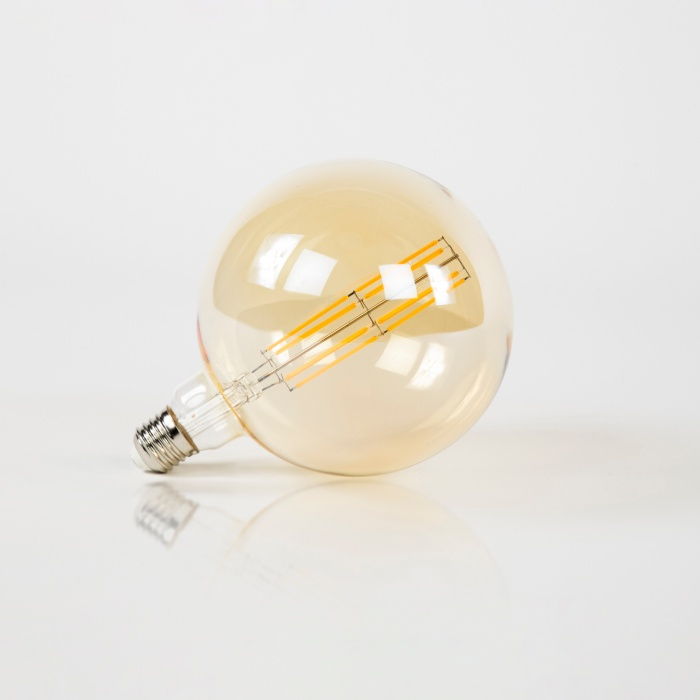 Grote LED filamentlamp bol 15 cm E27 amber dimbaar - vooraanzicht