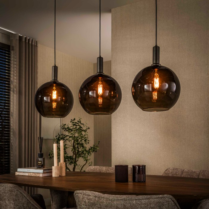 Hanglamp met 3 glazen bollen Makalu bruin - sfeerfoto 1