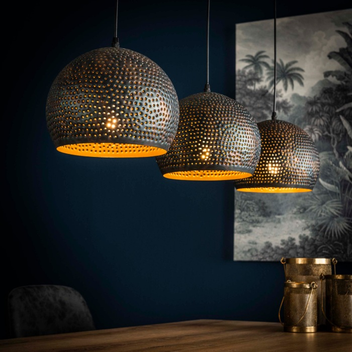 Hanglamp met 3 metalen bollen Uma met gaatjes - sfeerfoto 1
