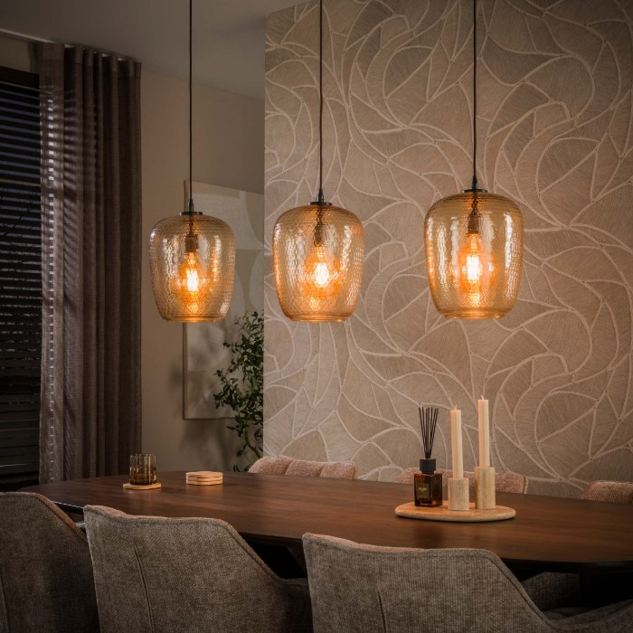 Hanglamp amber glas met 3 lampen Kiro - sfeerfoto 1