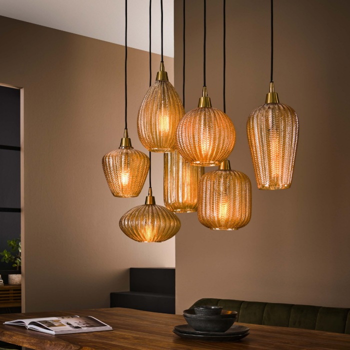 Hanglamp amber glas met 7 lampen Adra V-dessin - sfeerfoto 1