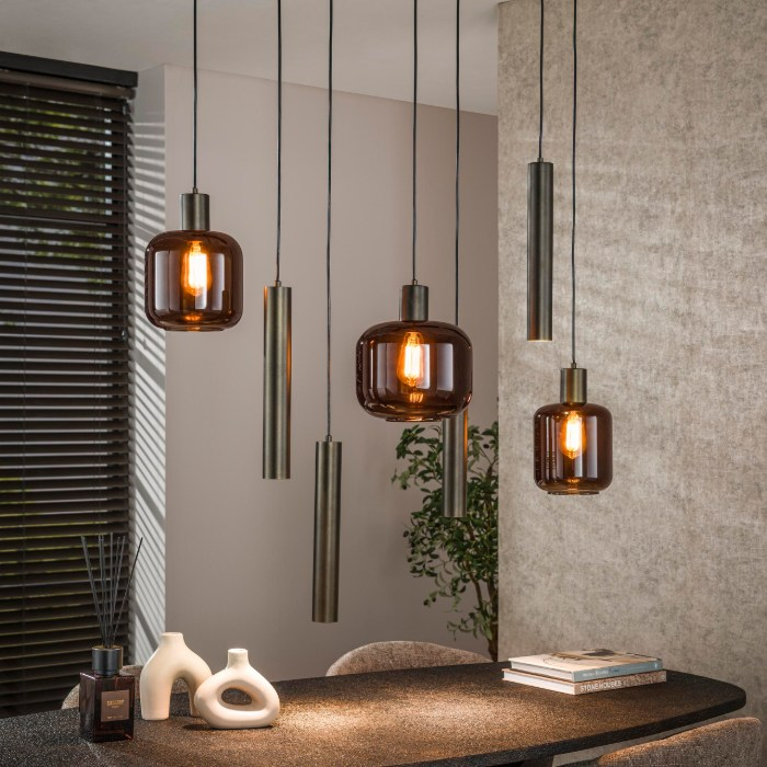 Hanglamp bruin met 7 lampen cilinder en bol Fero - sfeerfoto 1