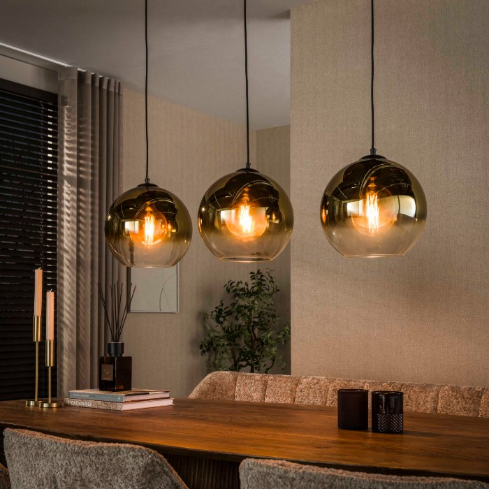 Hanglamp glazen bollen goud met 3 lampen Lotta - sfeerfoto 1