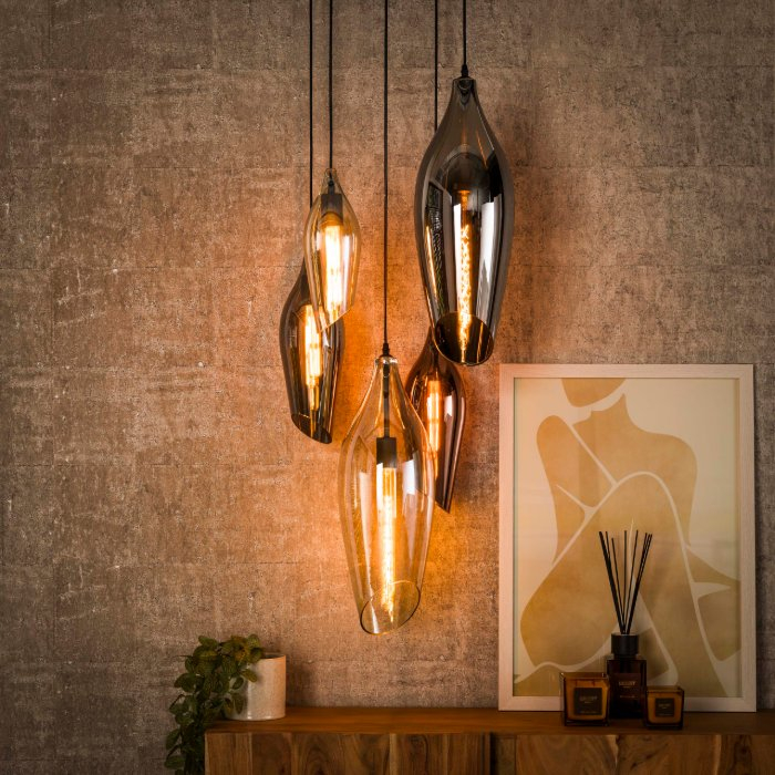 Hanglamp hal vide Tora zwart met 5 glazen kappen - sfeerfoto 1