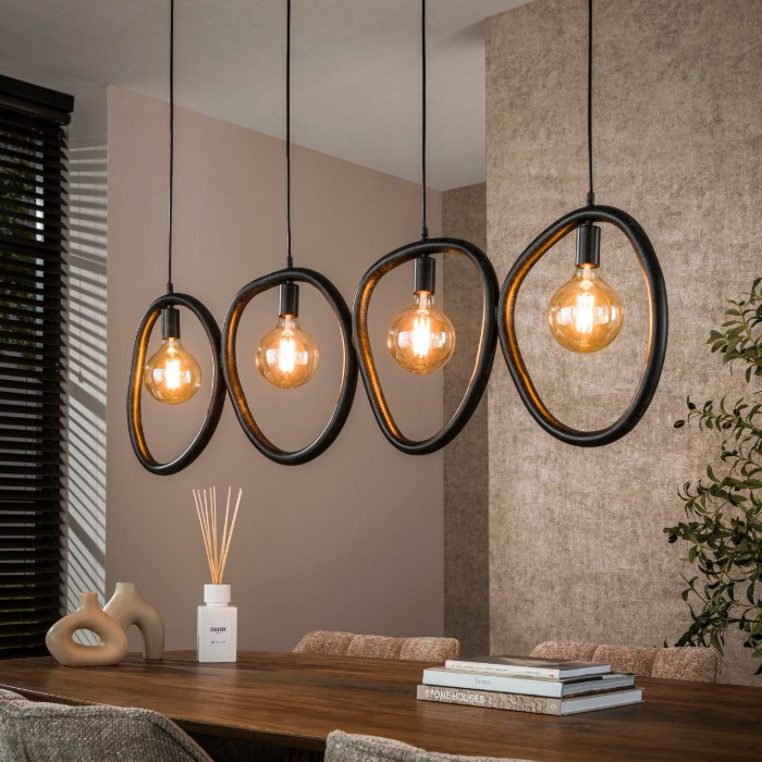 Hanglamp zwart metaal met 4 lampen Elio - sfeerfoto 1