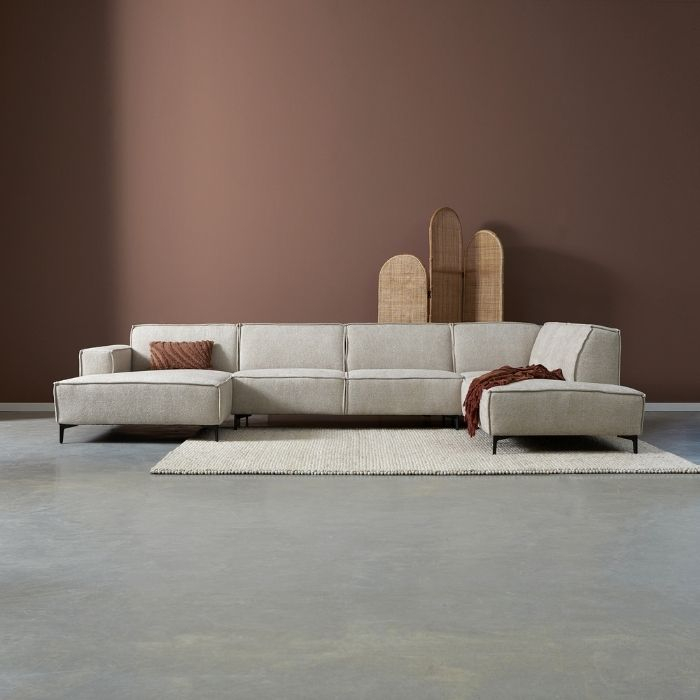 Sfeerafbeelding van de bankstel River met chaise longue links en ottoman rechts. 